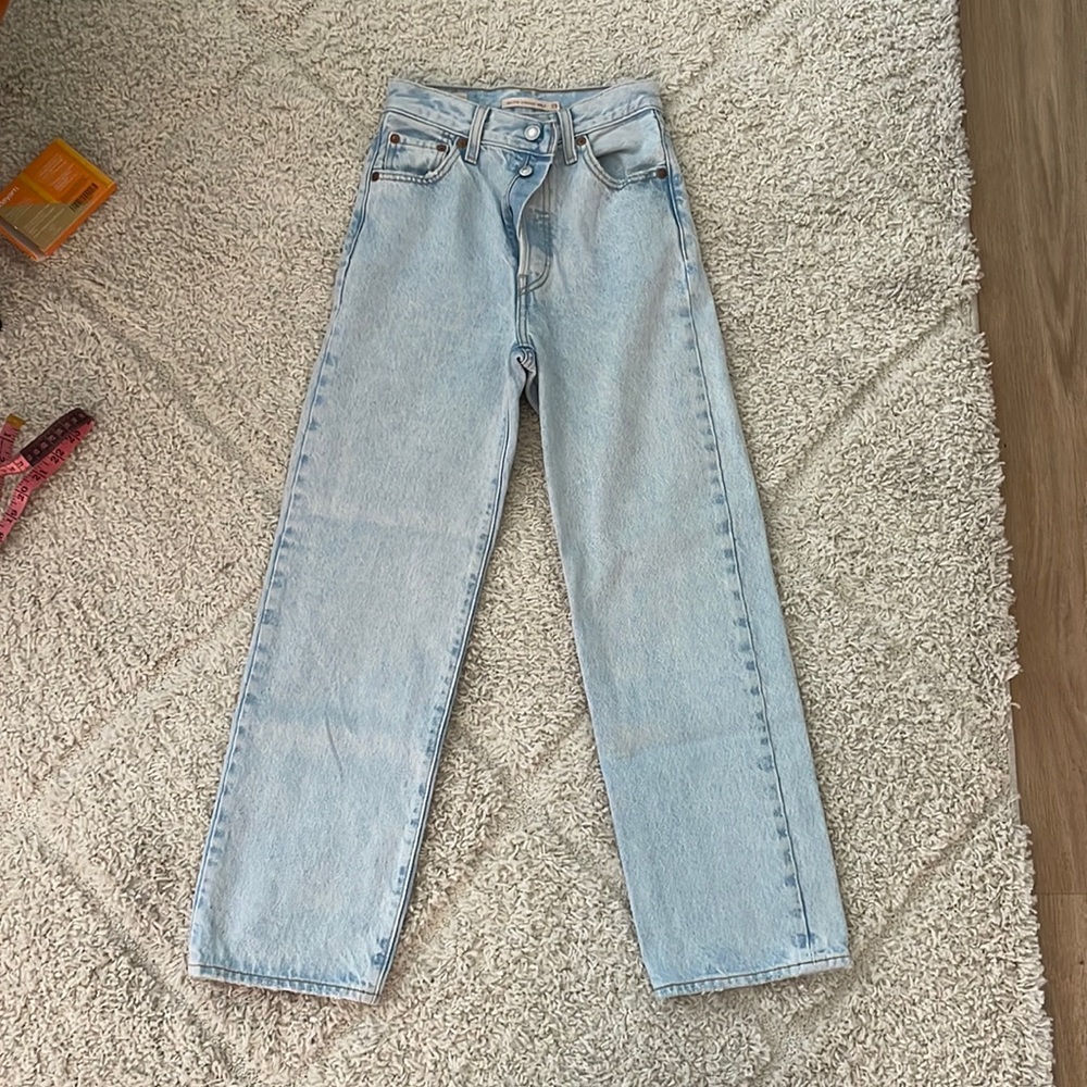 Levi’s Light Wash Ribcage Ankle Straight